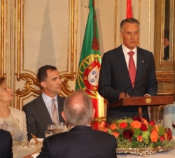 Sus Majestades los Reyes durante la intervención del Presidente de Portugal, momentos antes de dar comienzo el almuerzo ofrecido en su honor